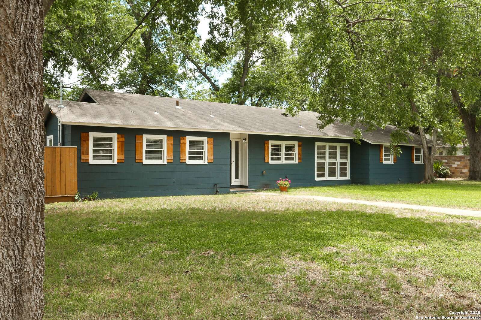 Seguin, TX 78155,621 Hackberry