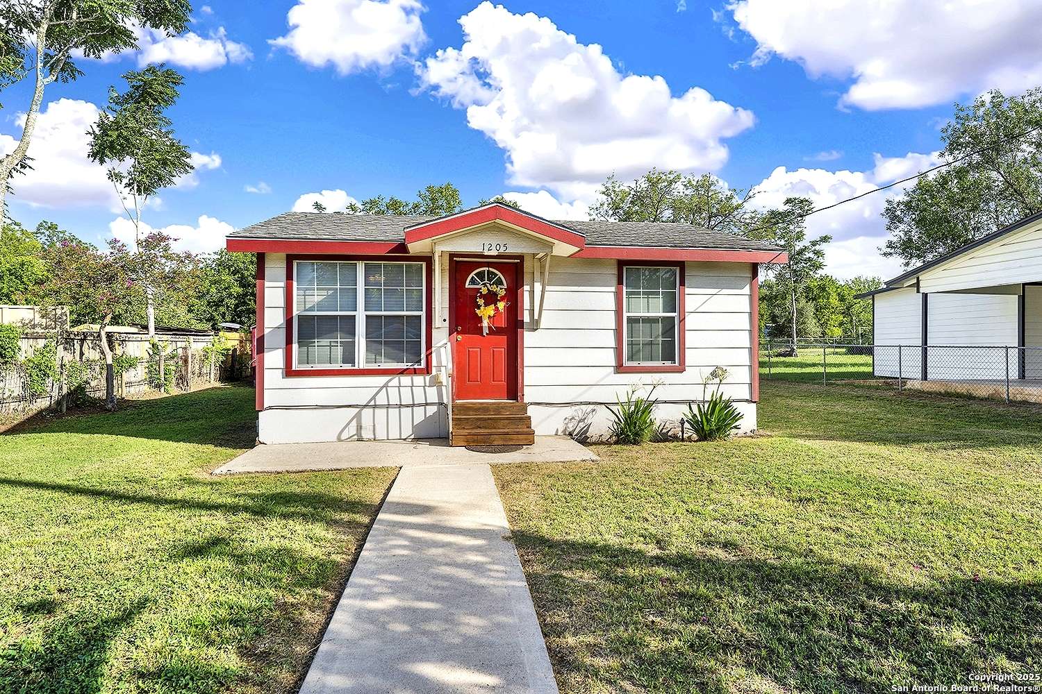 Floresville, TX 78114,1205 Plum