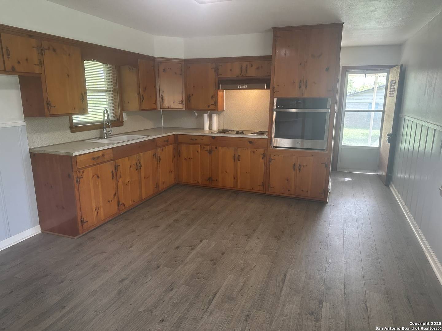 Floresville, TX 78114,603 F