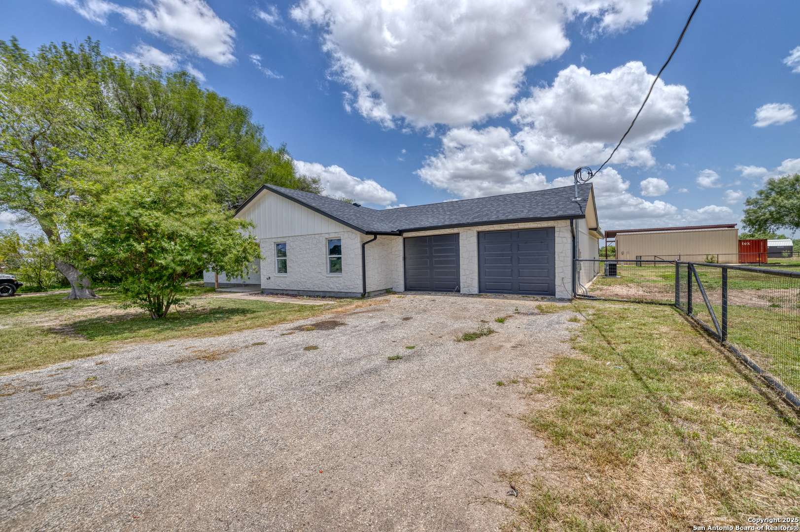 Uvalde, TX 78801,121 CR 367