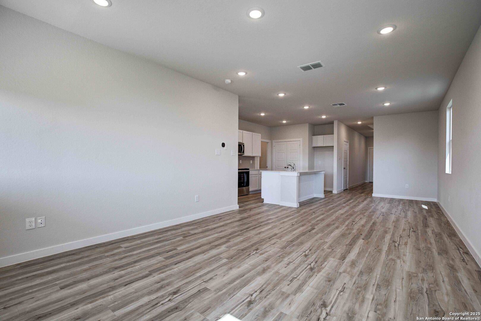 San Antonio, TX 78221,9986 Forestier Green
