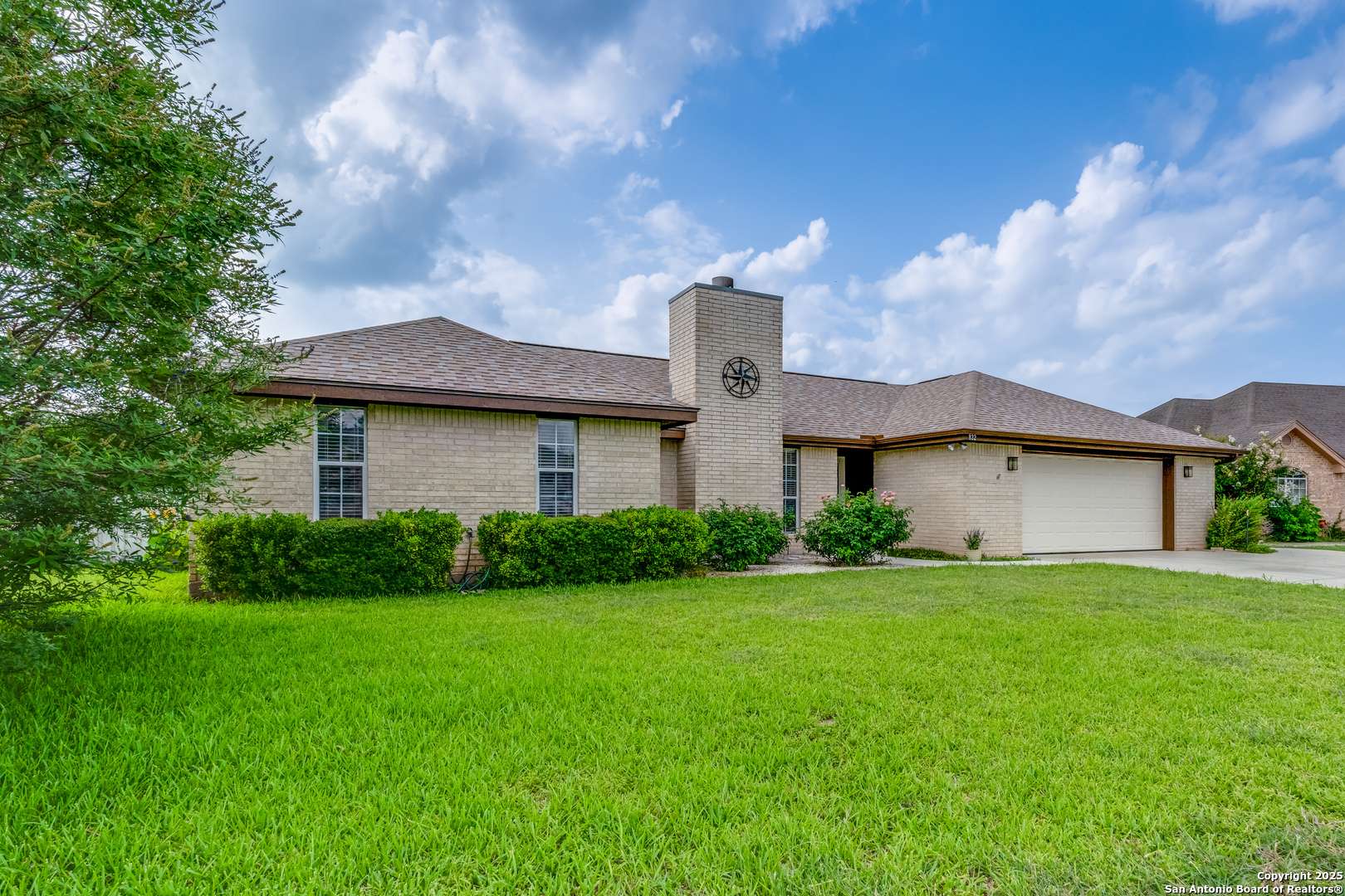 Seguin, TX 78155,832 Saint James