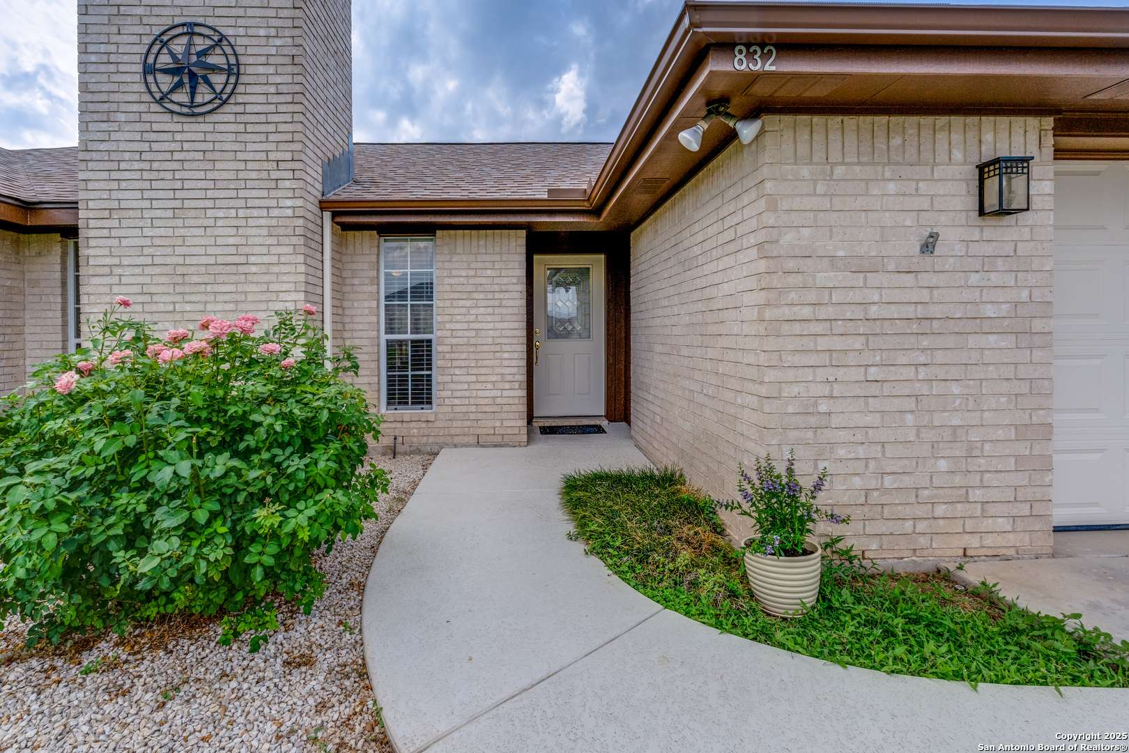 Seguin, TX 78155,832 Saint James