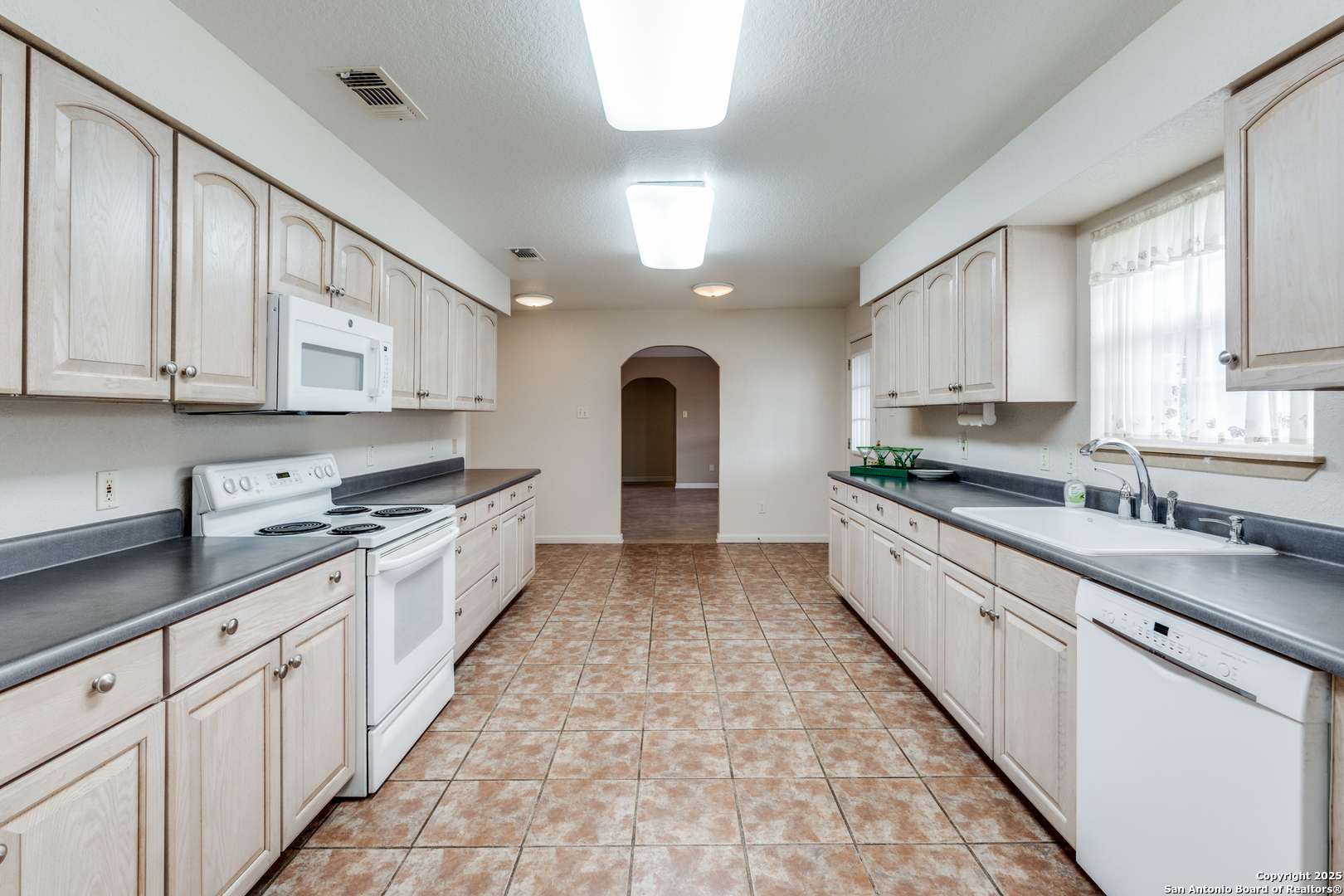 Seguin, TX 78155,832 Saint James