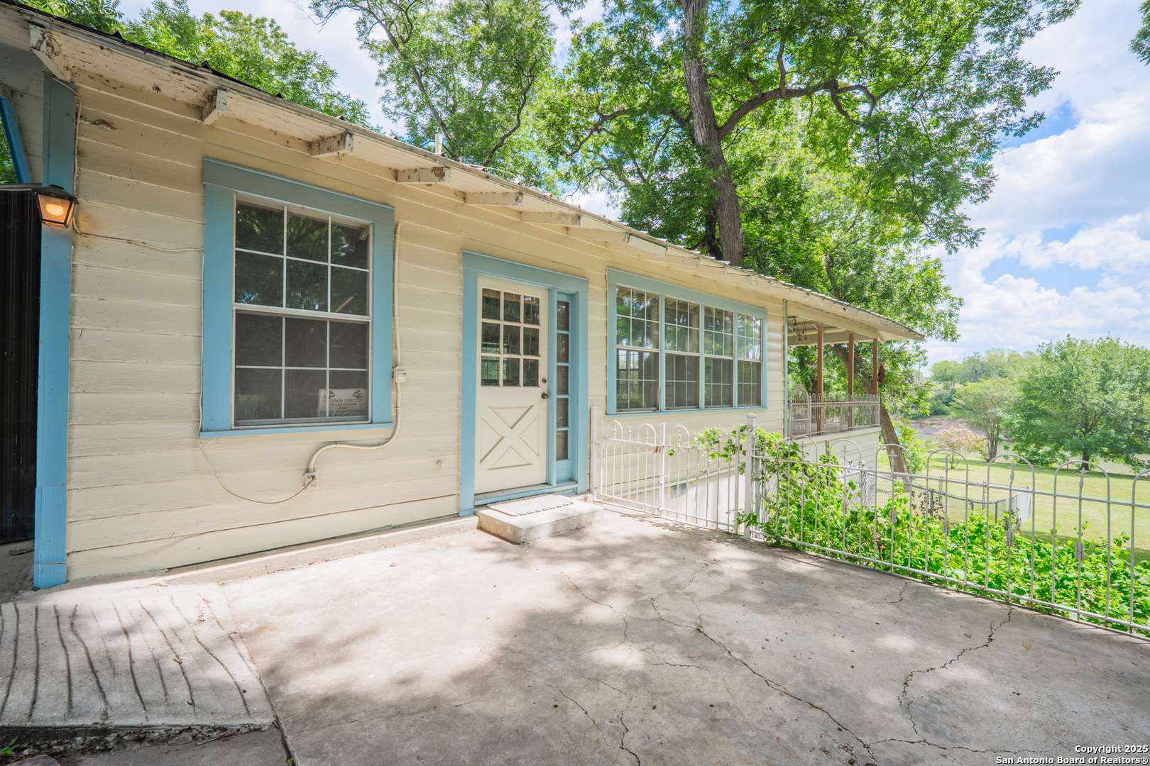 Mcqueeney, TX 78123,9071 Fm 725