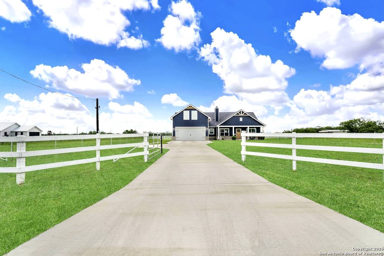 La Vernia, TX 78121,1474 County Road 342