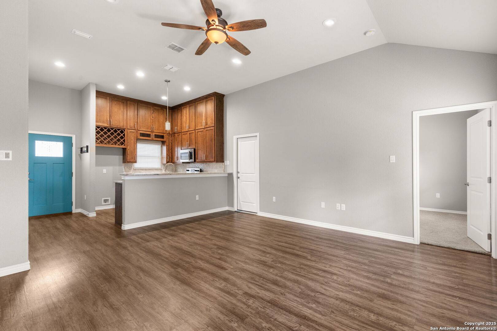 Seguin, TX 78155,152 Navarro UNIT 3B