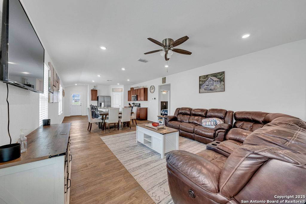 Floresville, TX 78114,489 middle green