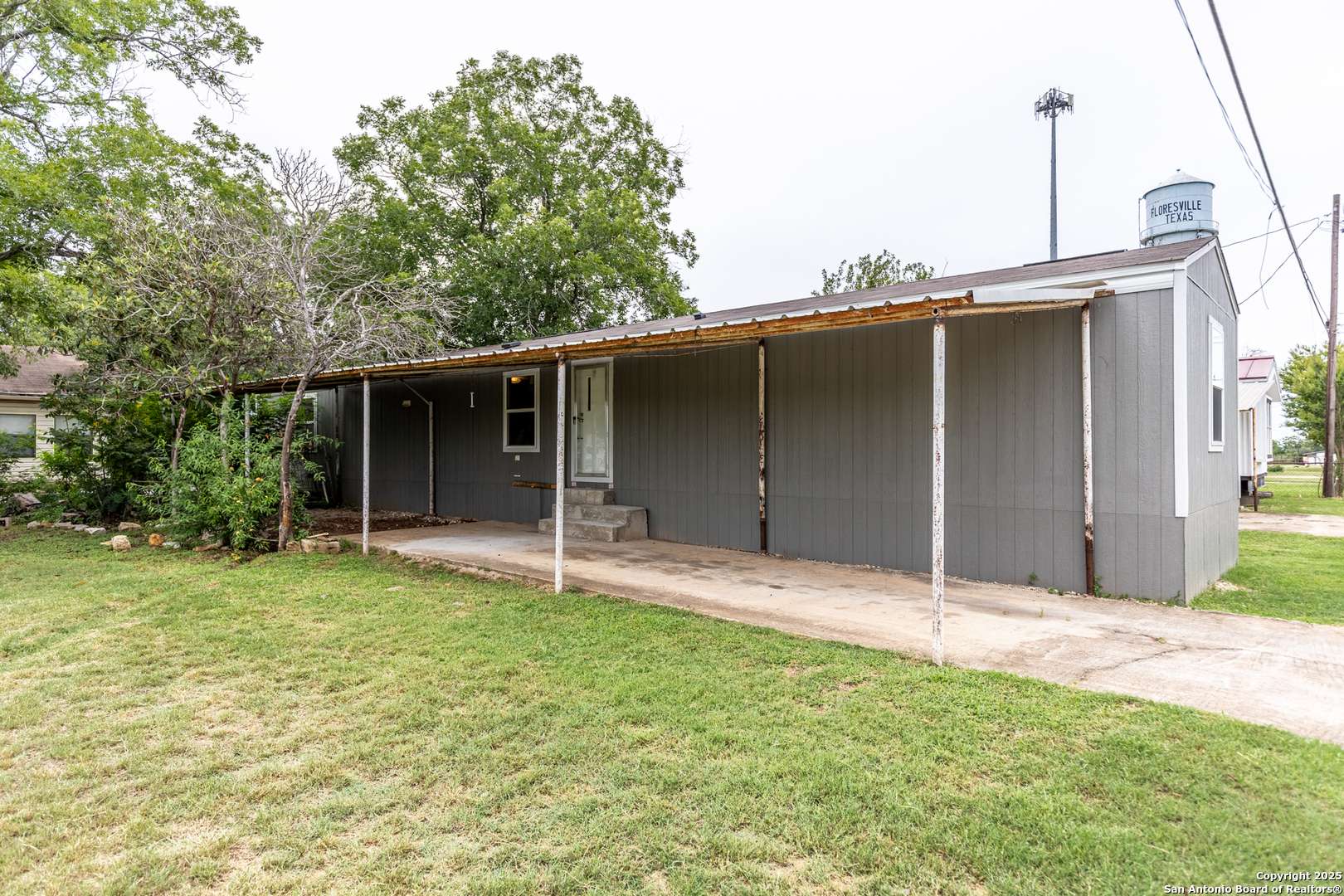 Floresville, TX 78114,1114 Standish