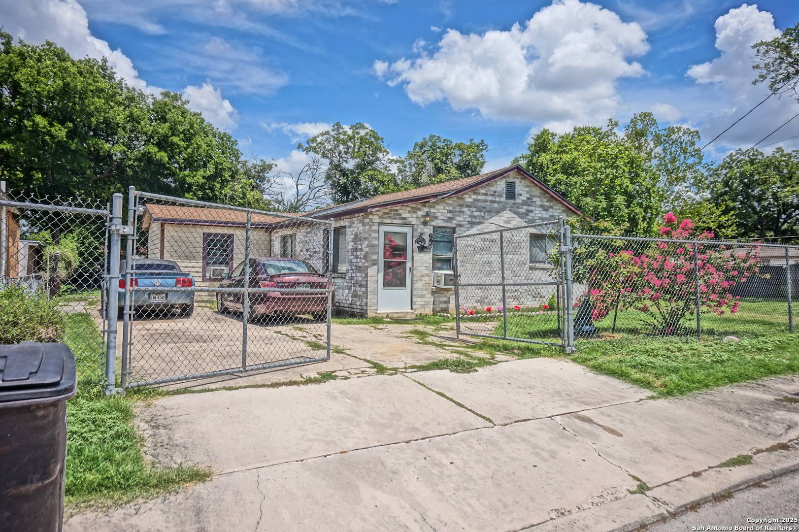 San Antonio, TX 78237,614 S San Gabriel