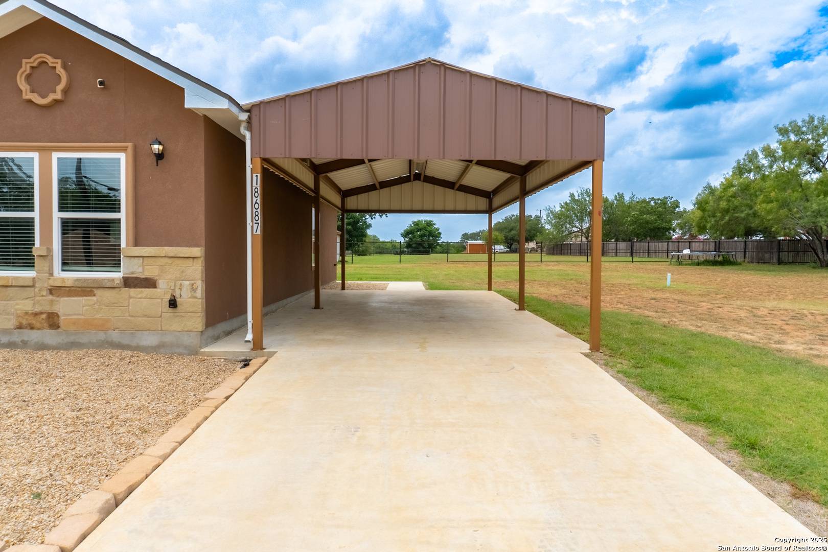 Lytle, TX 78052,18687 Rolling Meadow