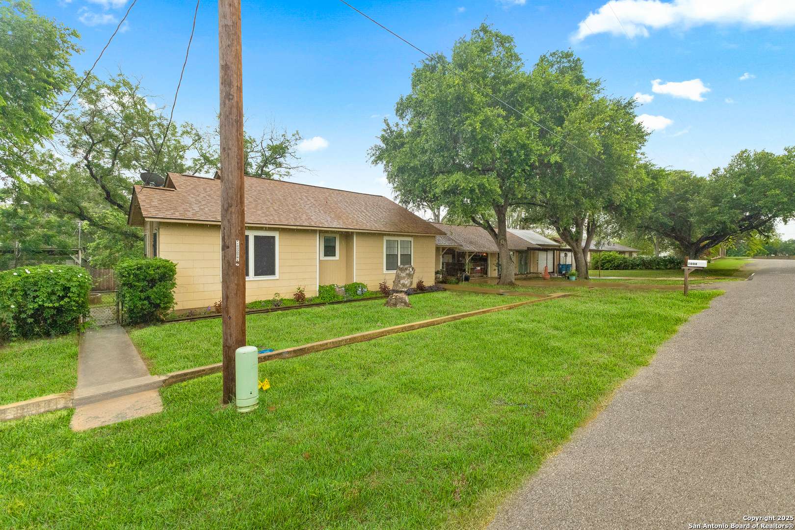 Floresville, TX 78114,1604 J ST