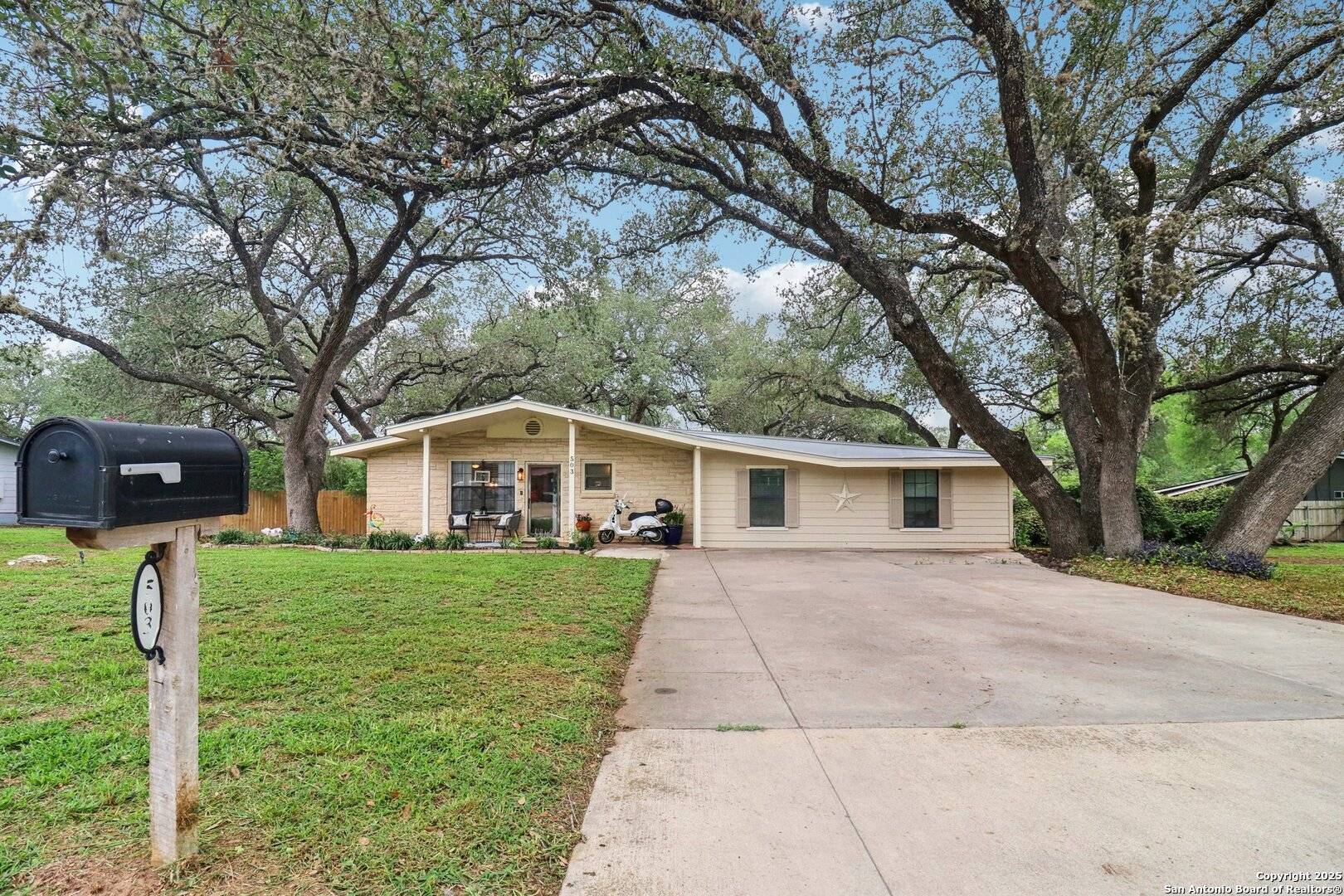 Devine, TX 78016,503 Mockingbird