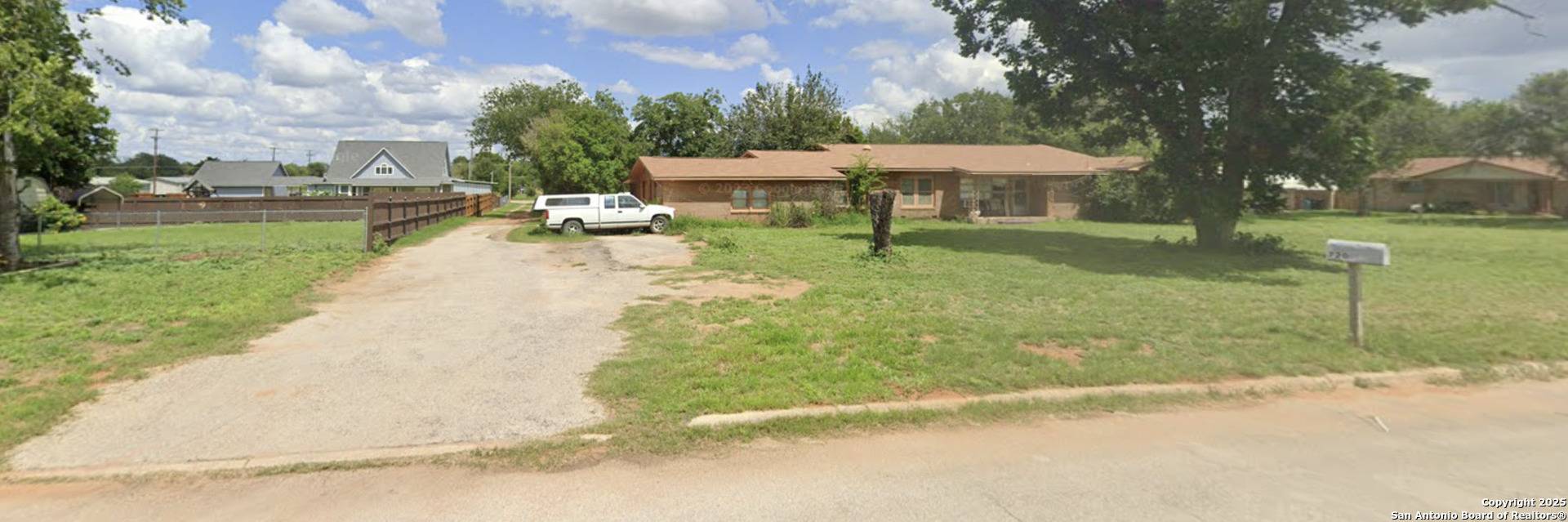 Pearsall, TX 78061,720 S Walnut ST