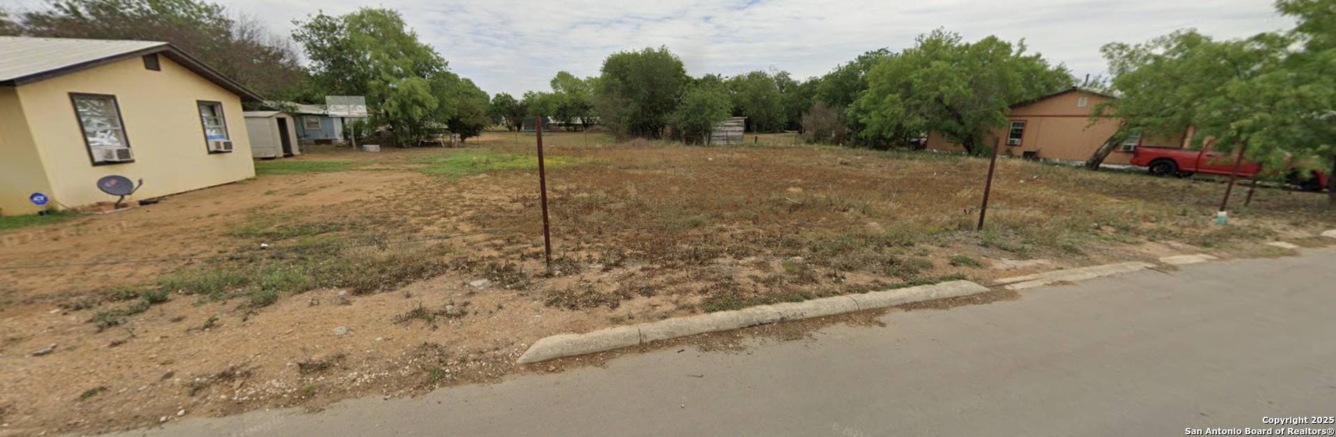 Pearsall, TX 78061,10 Willow st