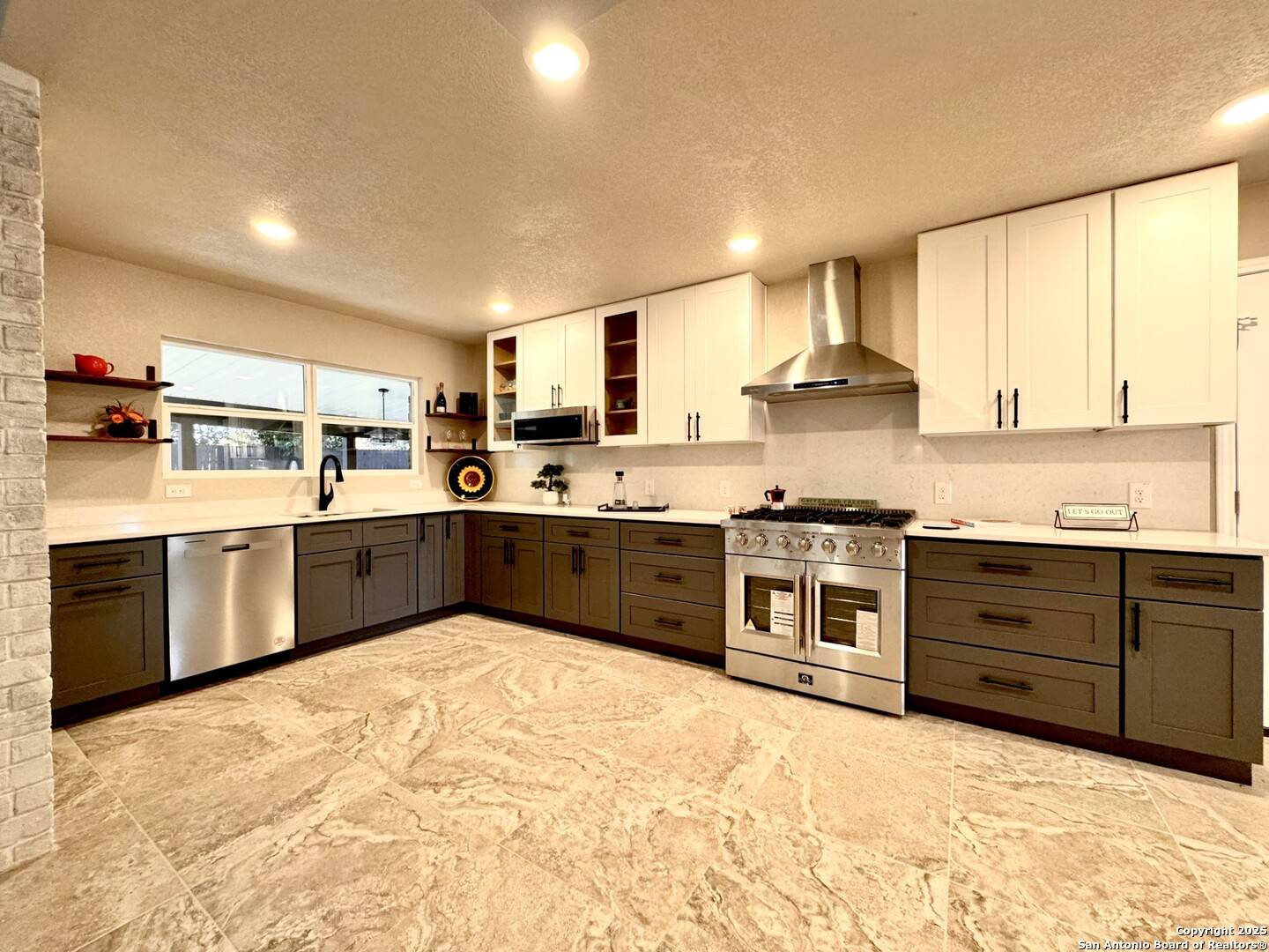 Castle Hills, TX 78213-2504,101 DANDELION LN