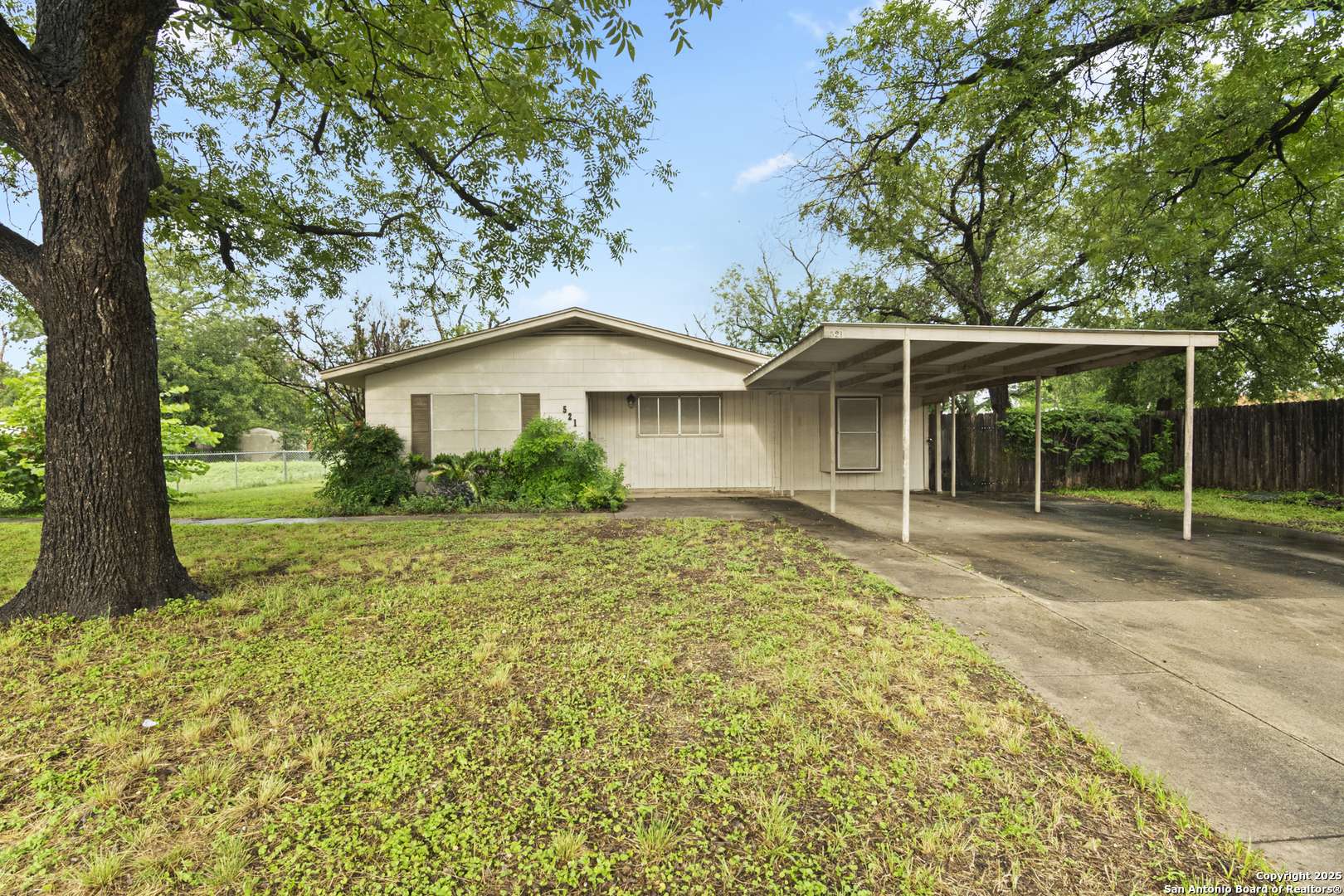 Uvalde, TX 78801,521 4th