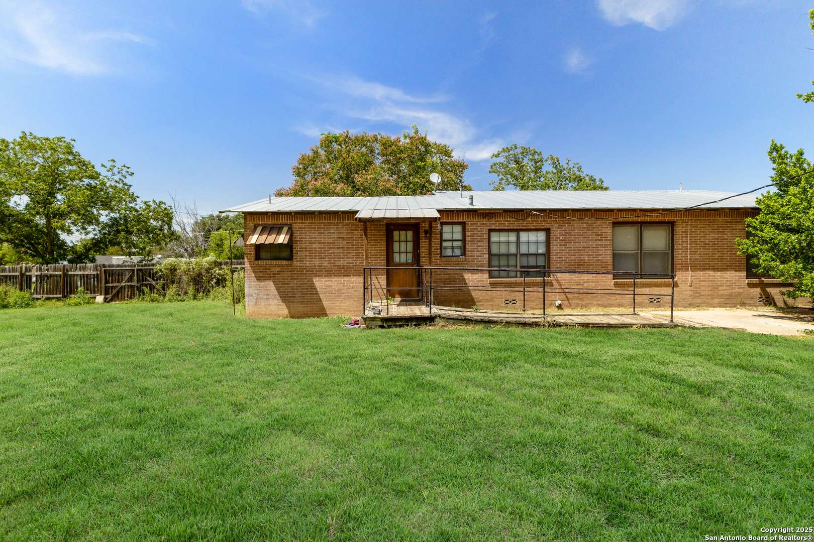 Pearsall, TX 78061,918 brazos