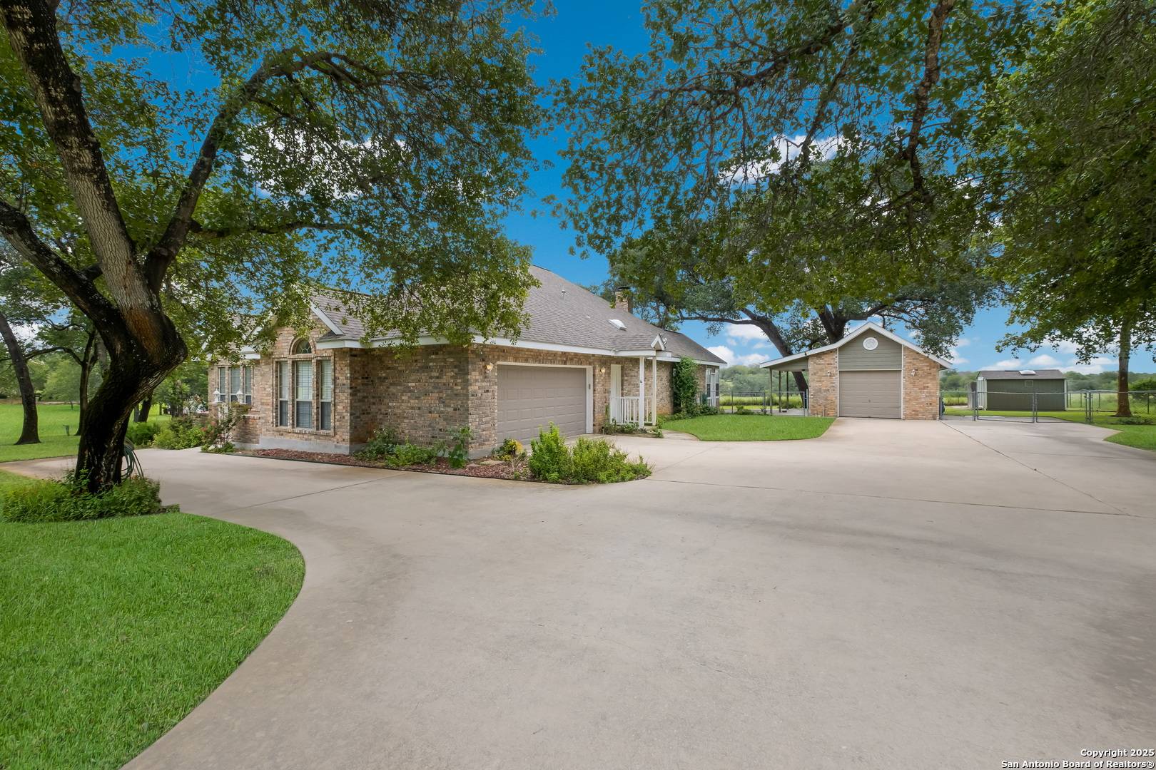 Floresville, TX 78114,228 FAWN LANE