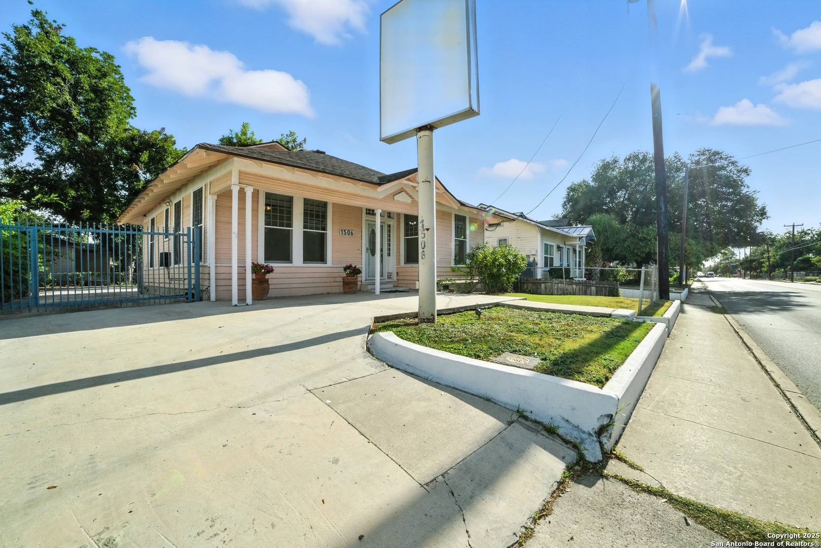 San Antonio, TX 78207,1506 Martin