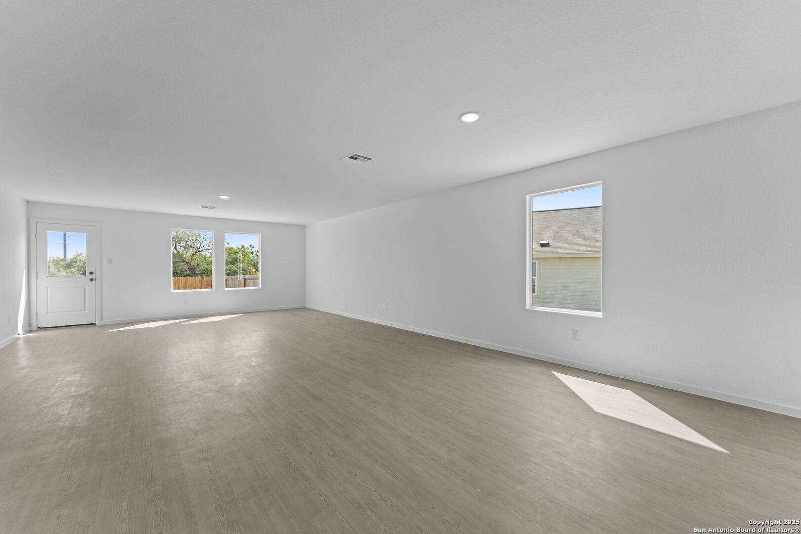 Floresville, TX 78114,104 Vista View