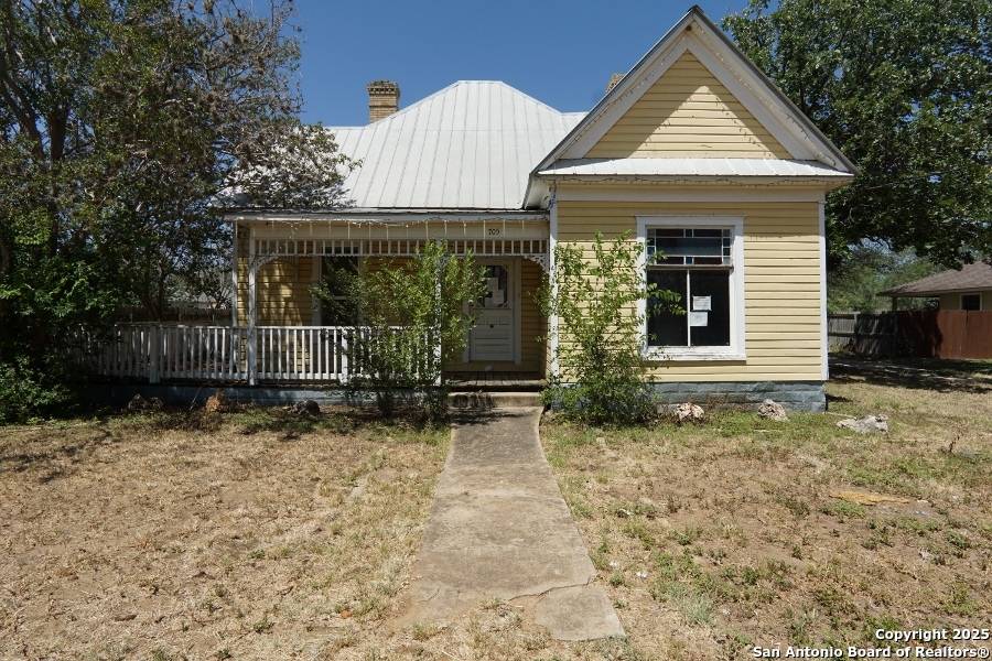 Devine, TX 78016,705 N Windy Knoll