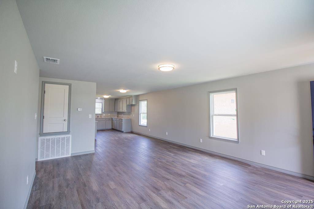 Beeville, 78102,806 W Powell