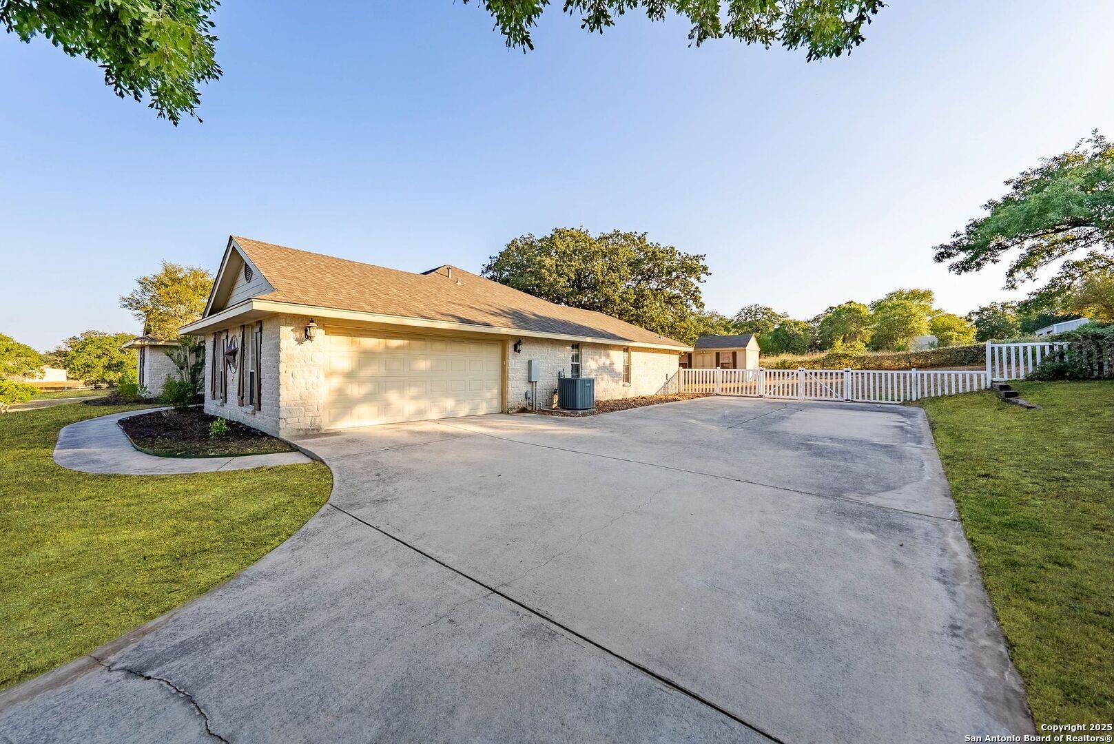 La Vernia, TX 78121,1213 Hillside Oaks Dr