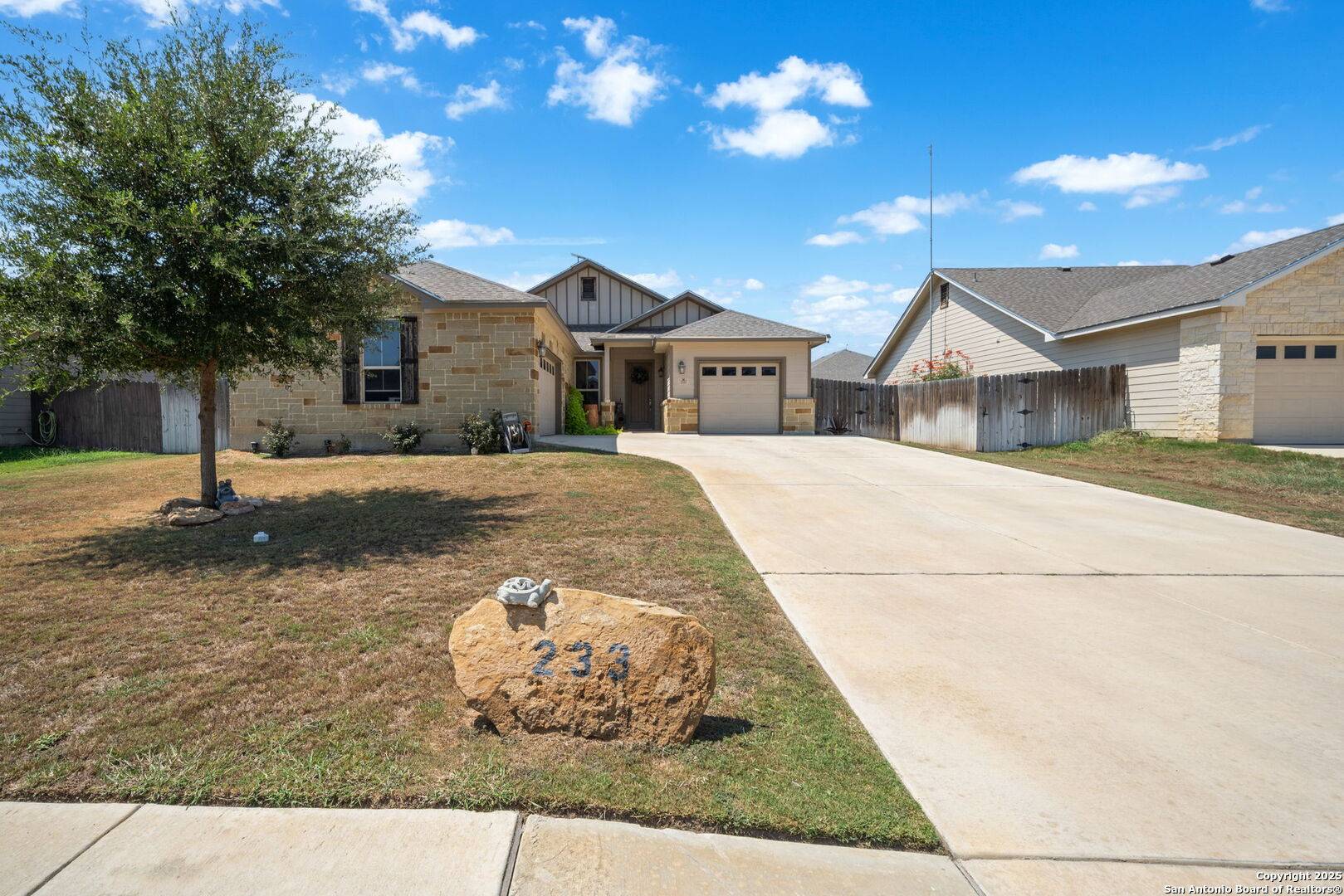 Pleasanton, TX 78064,233 Iron Gate