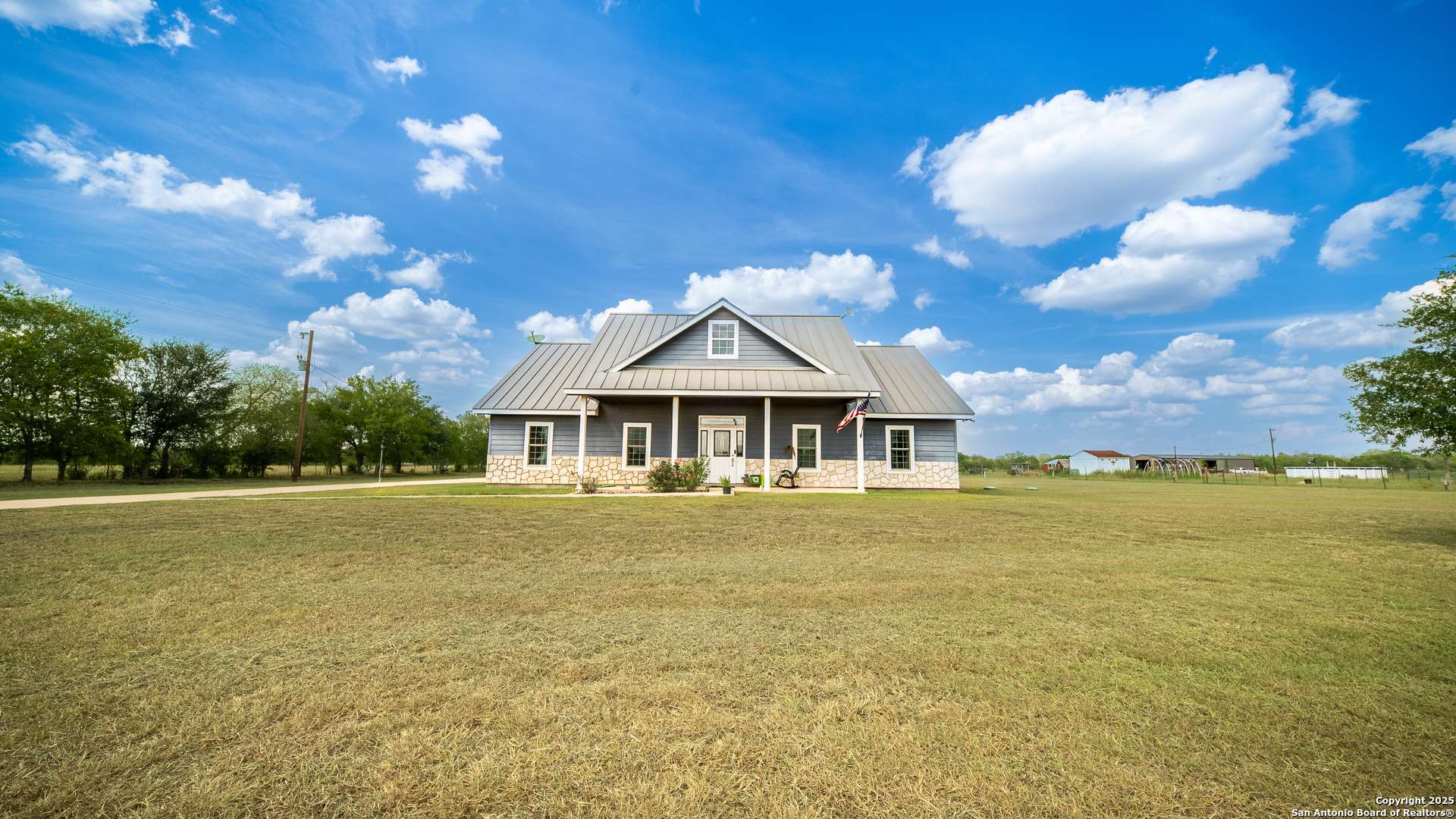 Natalia, TX 78059,1005 E County Road 678