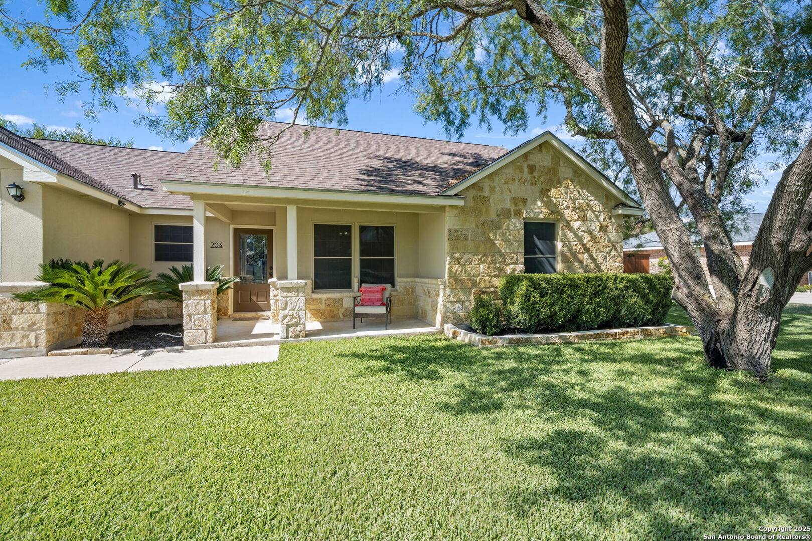 Jourdanton, TX 78026,204 La Parita Ct