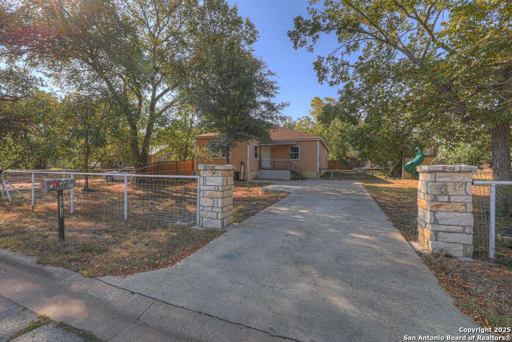 Luling, TX 78648,810 Lamar