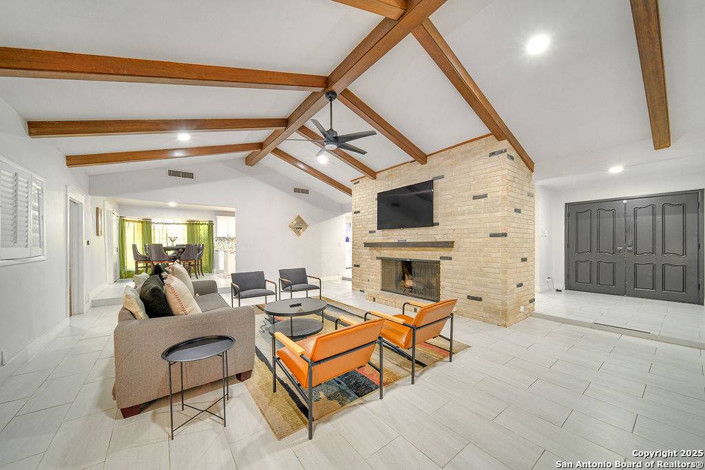 Castle Hills, TX 78213,605 Squires