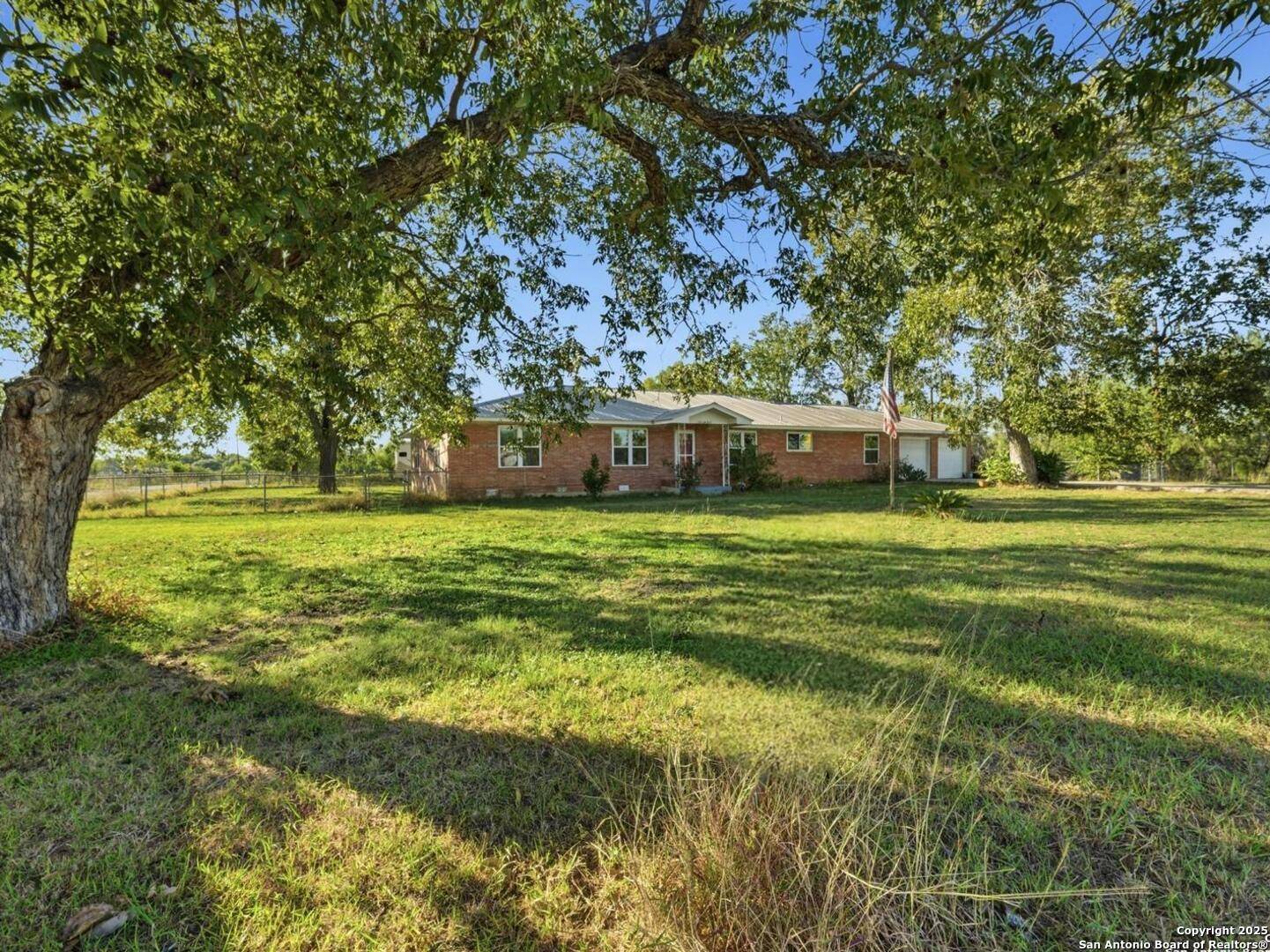Devine, TX 78016,106 County Road 6611