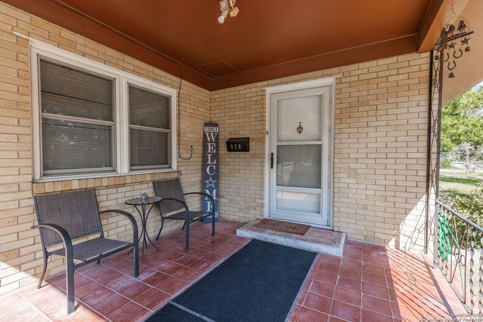 Seguin, TX 78155,920 N River