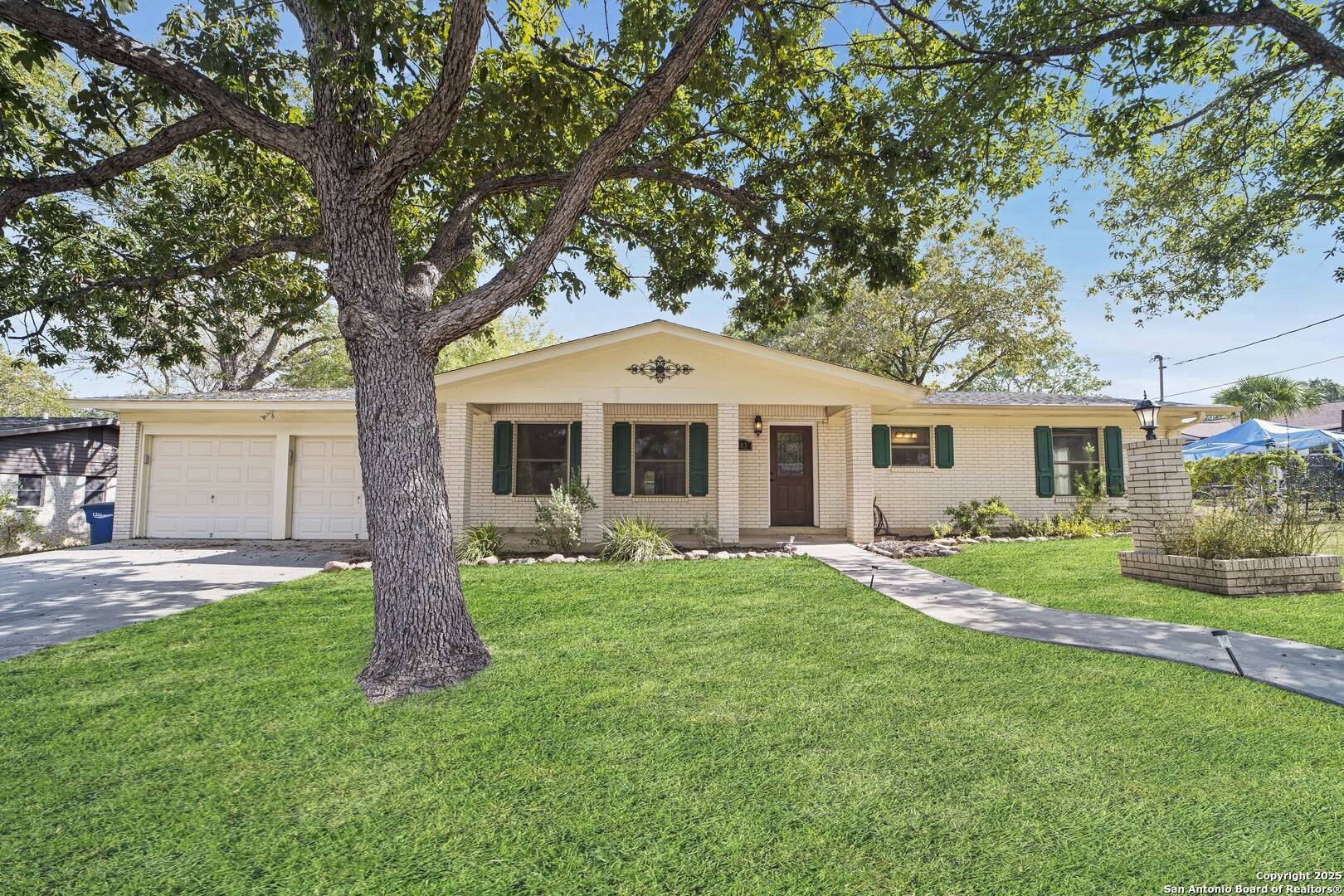 New Braunfels, TX 78130,983 Hollyhock