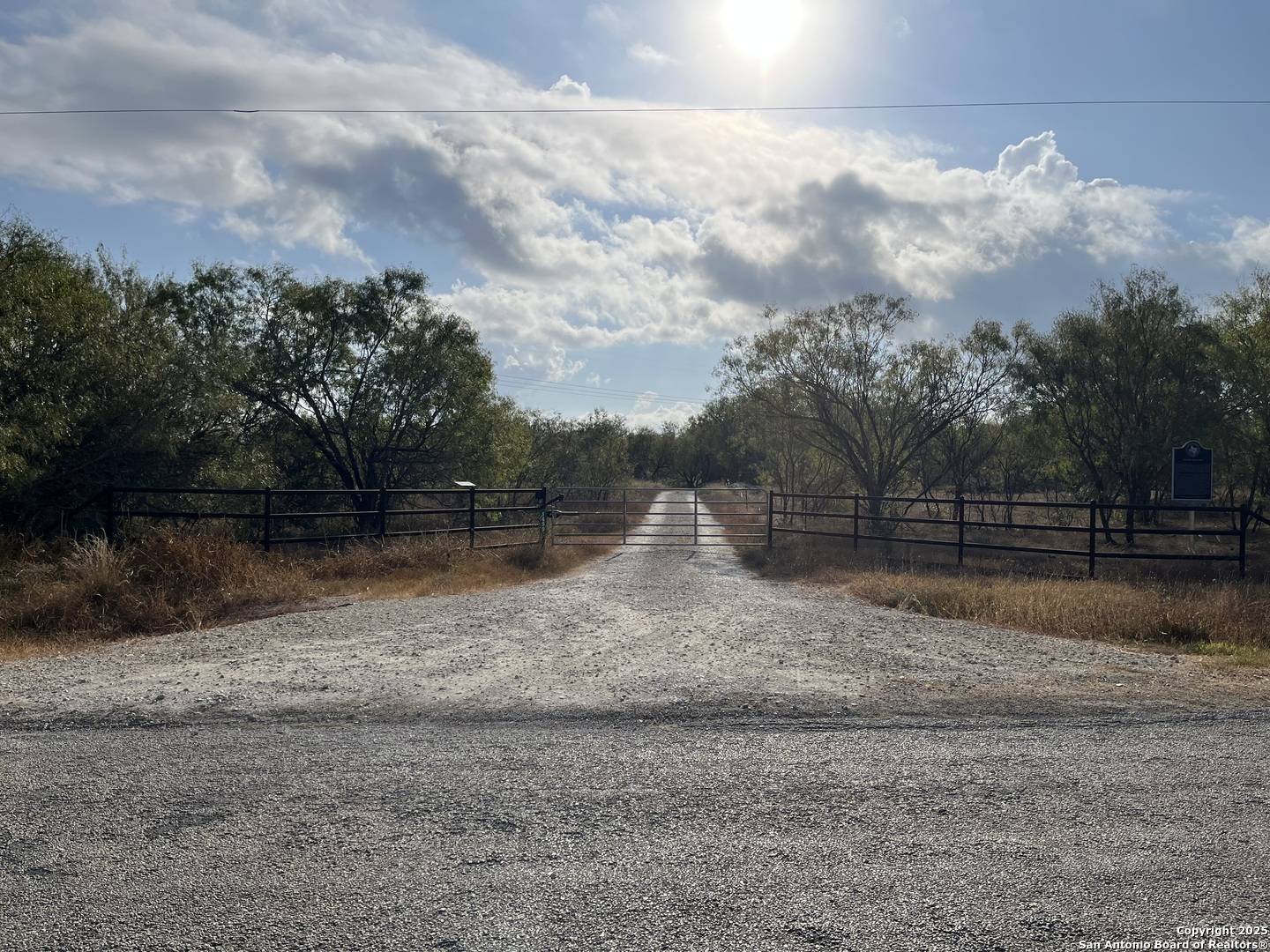 Floresville, TX 78114,1459 County Road 120