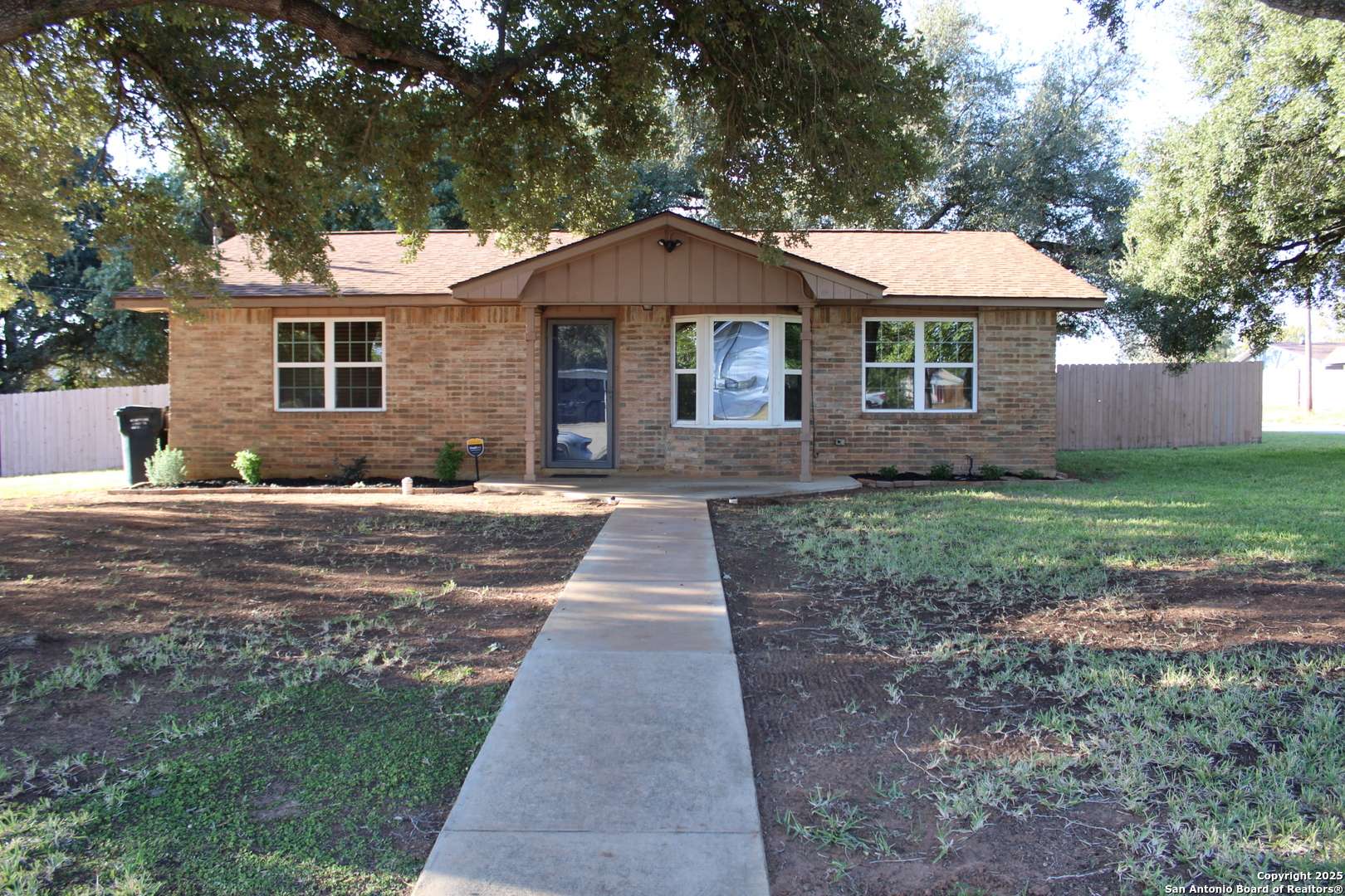 Pearsall, TX 78061,1004 E San Marcos