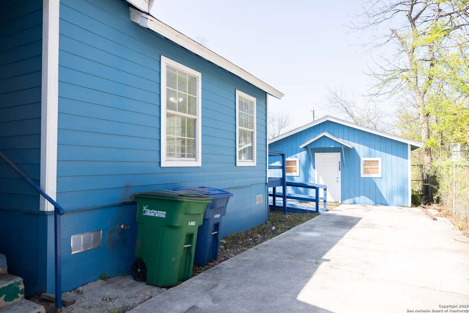 San Antonio, TX 78202,2521 E Houston St 1