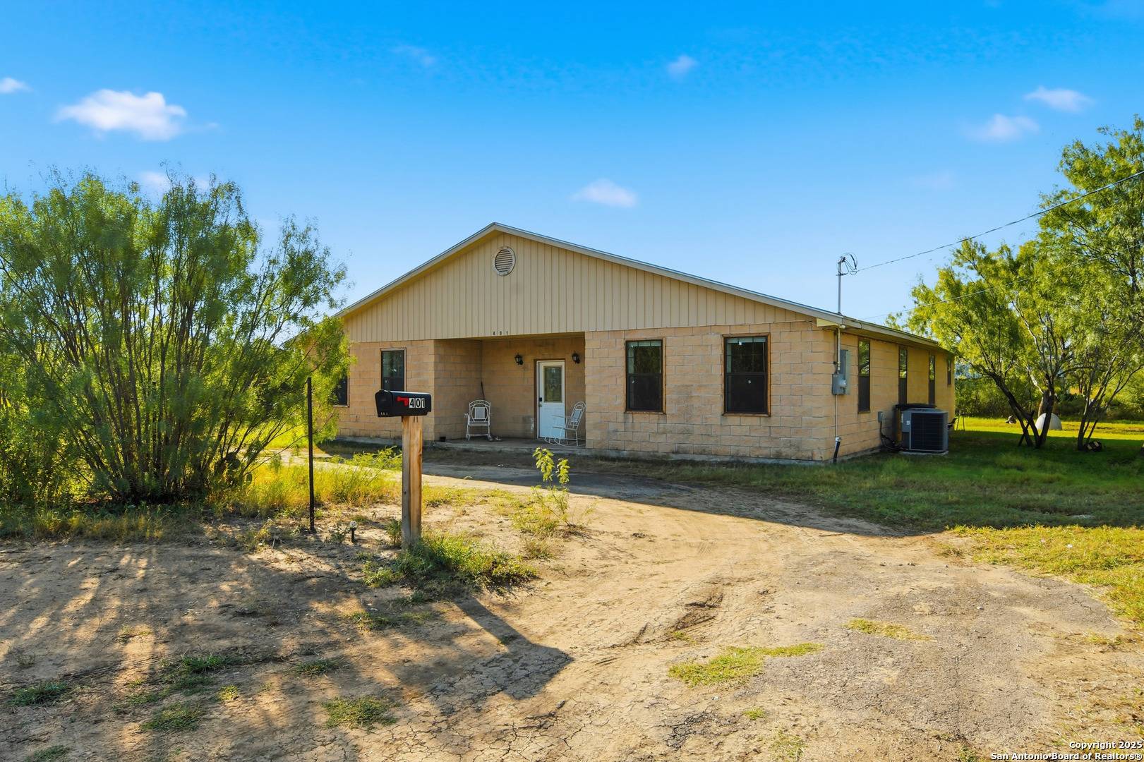 Uvalde, TX 78801,411 W Daniel