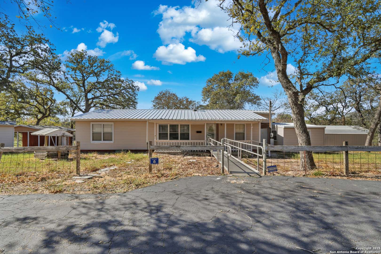 Floresville, TX 78114,142 Lost Springs