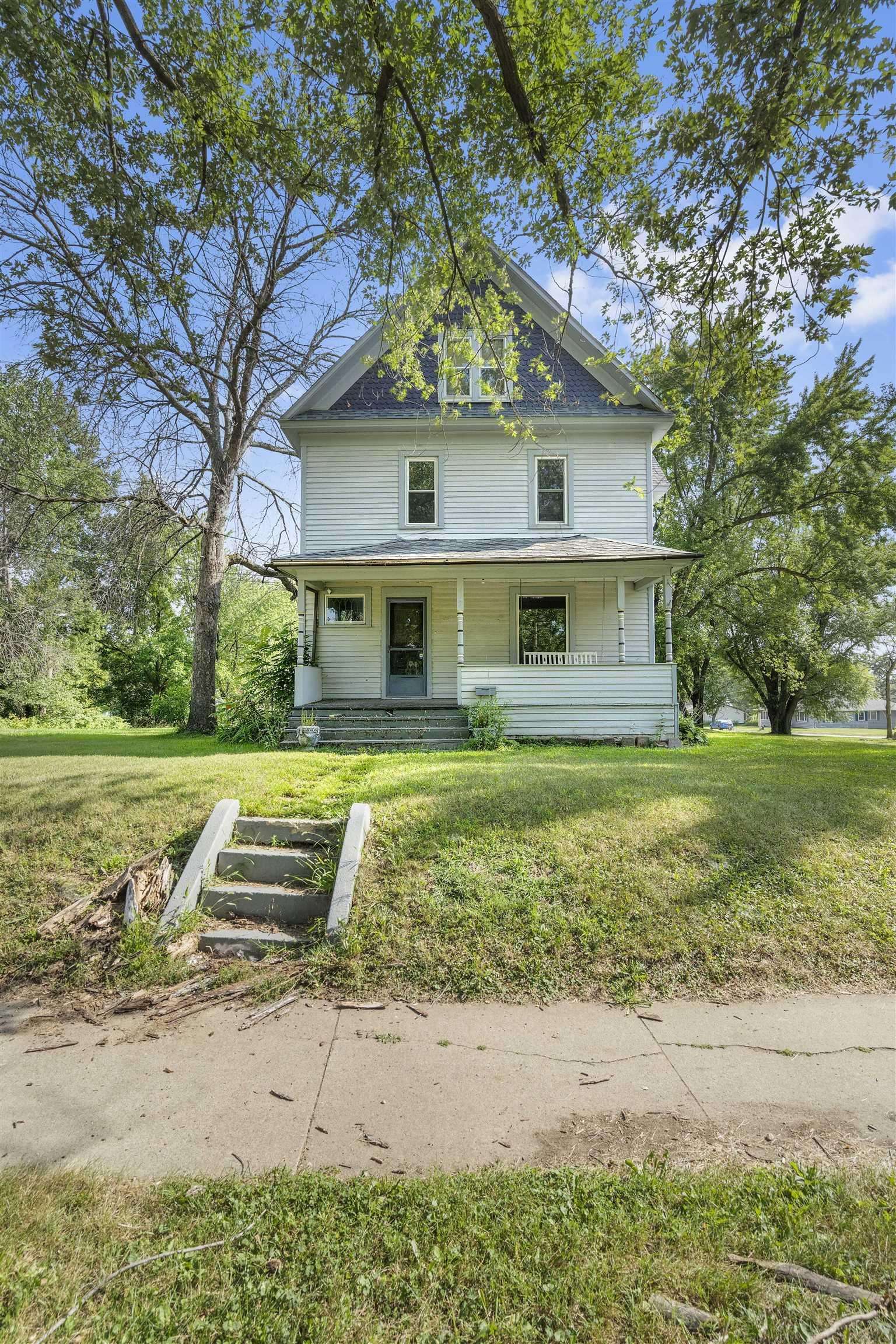 Oelwein, IA 50662,412 W Charles ST