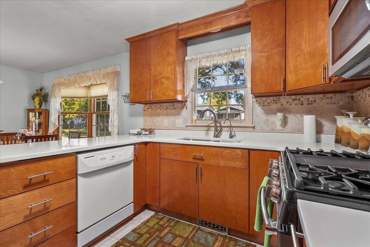 Waterloo, IA 50701,142 Barryington DR
