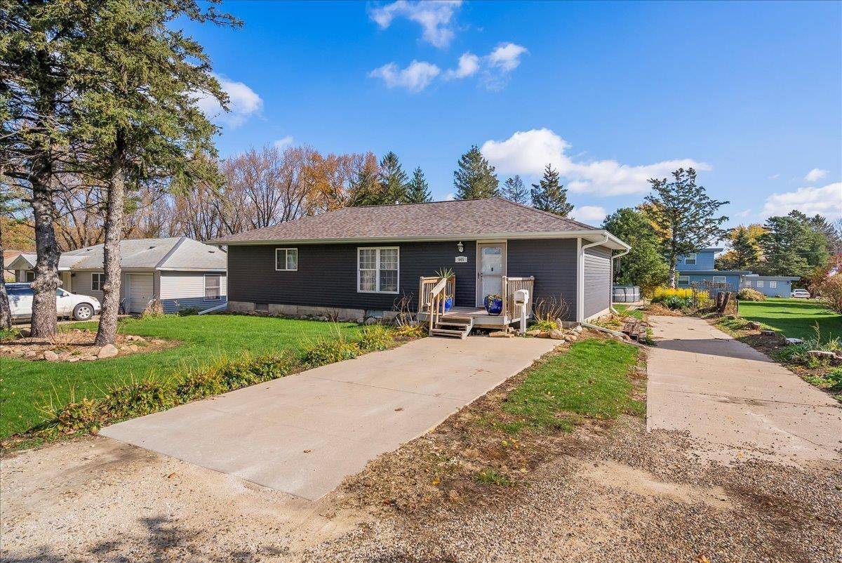 Oelwein, IA 50662,945 1st Ave NE