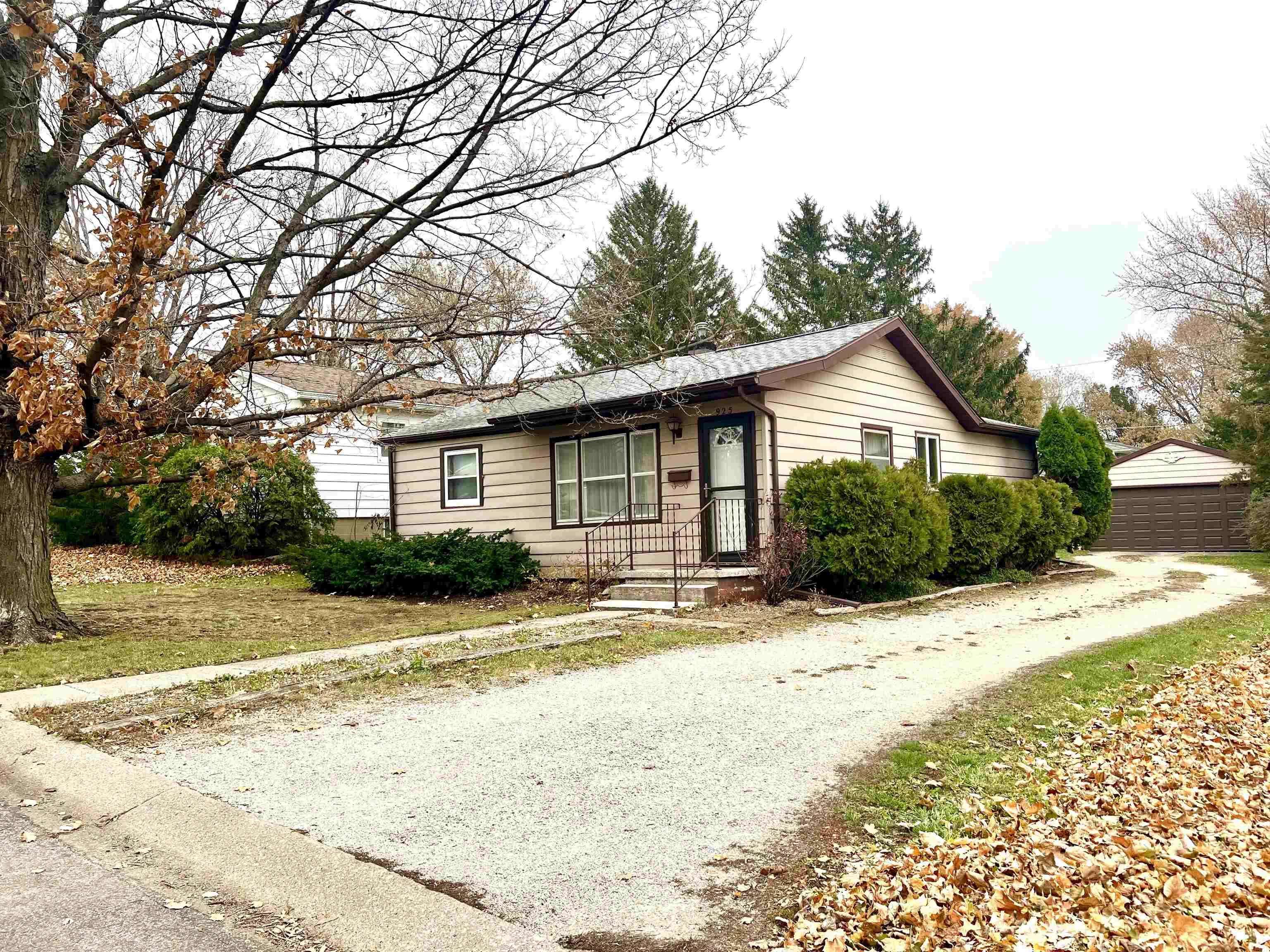 Oelwein, IA 50662,925 2nd Ave NE