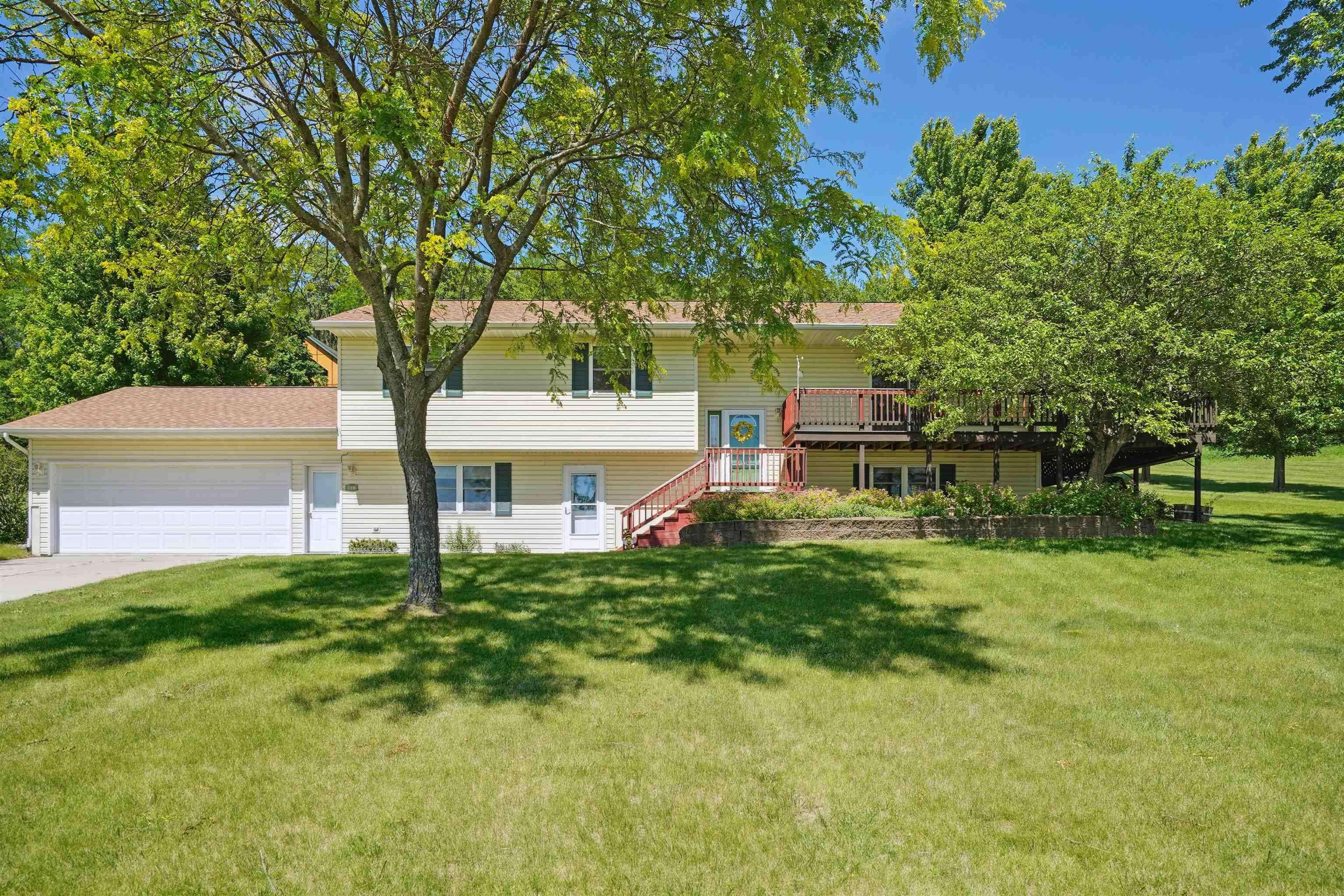 Clermont, IA 52135,190 Sandy LN