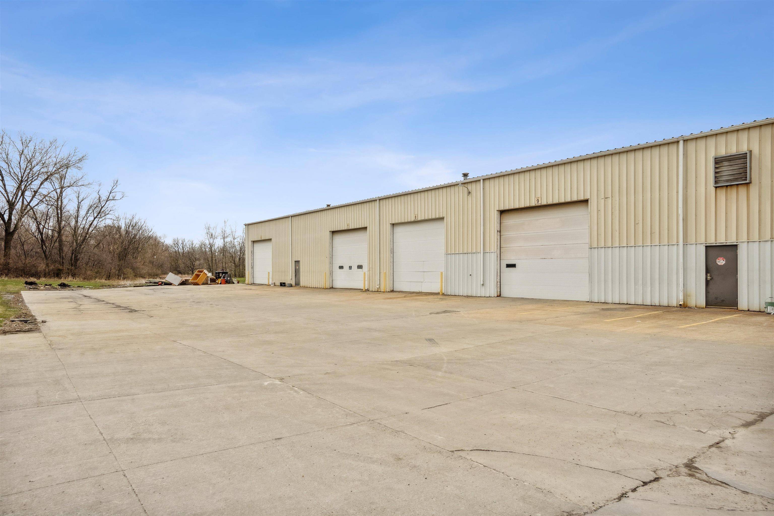 Waterloo, IA 50703,2975 Airline CIR #Warehouse