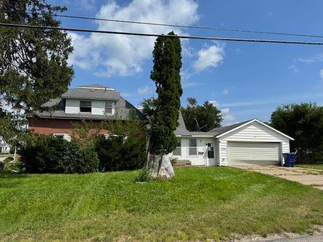 Newhall, IA 52315,204 1st AVE