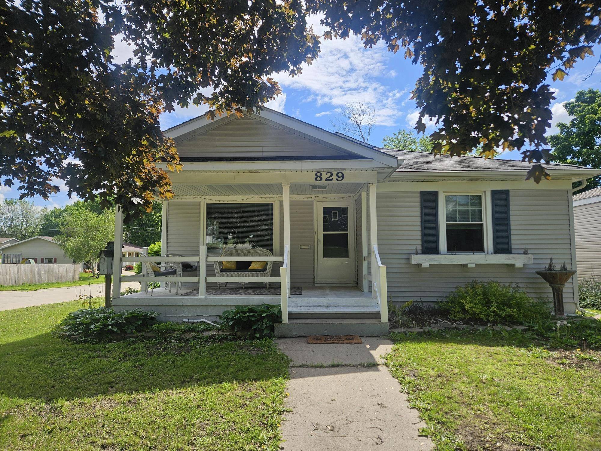 Oelwein, IA 50662,829 2nd Ave NE