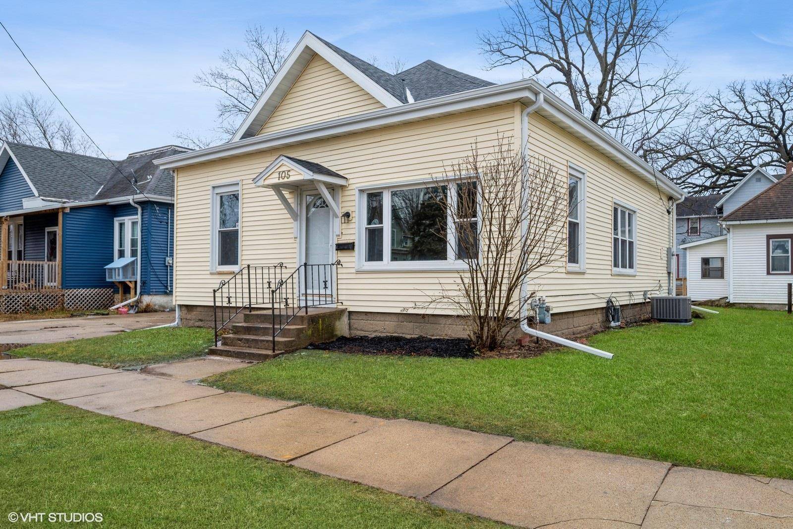 Manchester, IA 52057,105 Gay